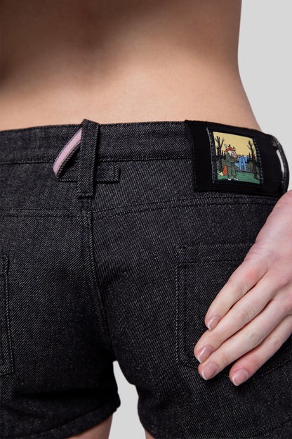 Close-up of 4-shaped belt loop and fox patch on 4Sight shorts