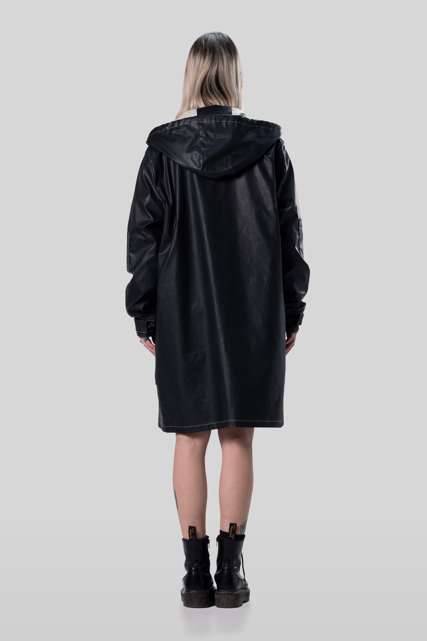 Back view of Totem coat in dark grey, long silhouette