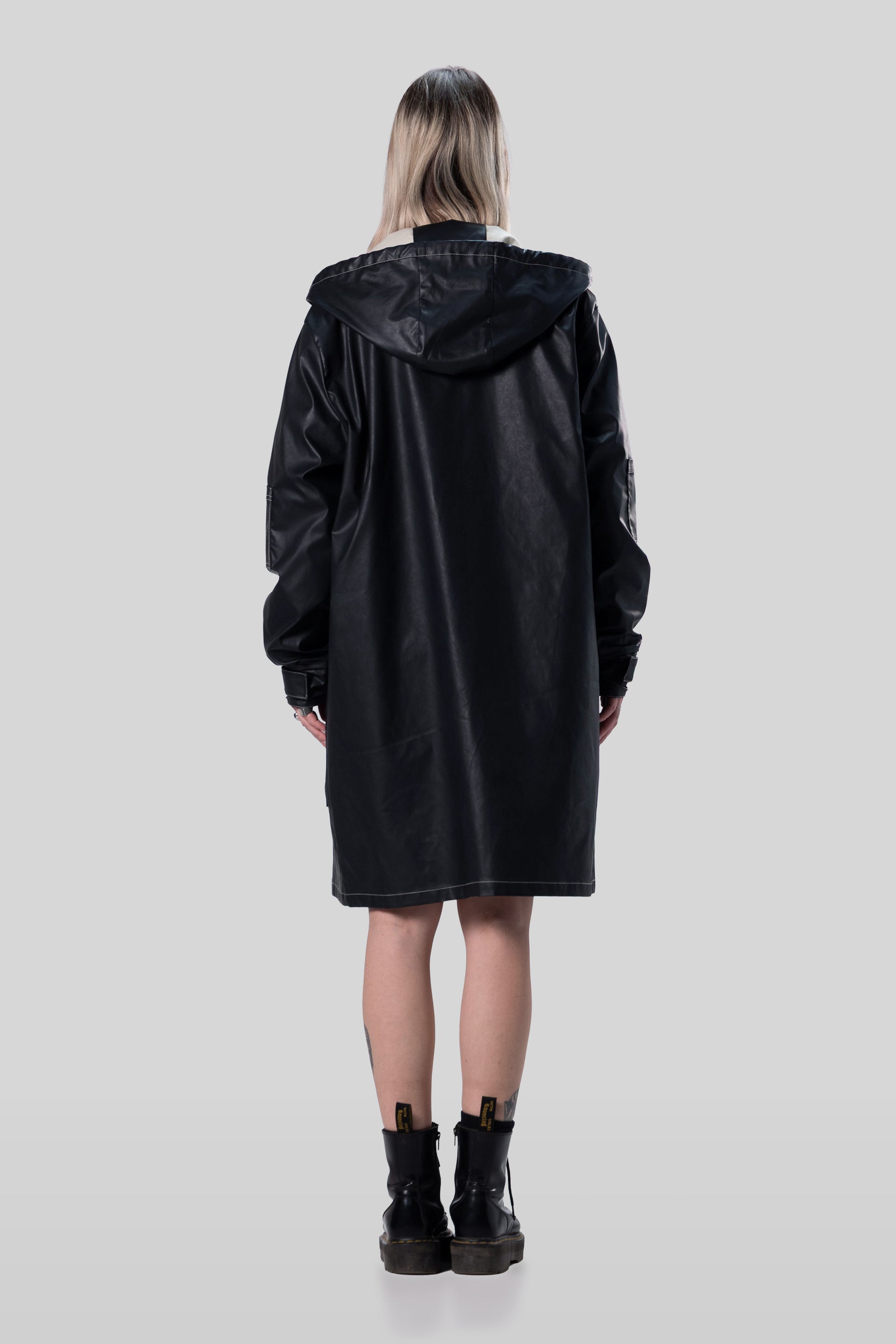 Back view of Totem coat in dark grey, long silhouette